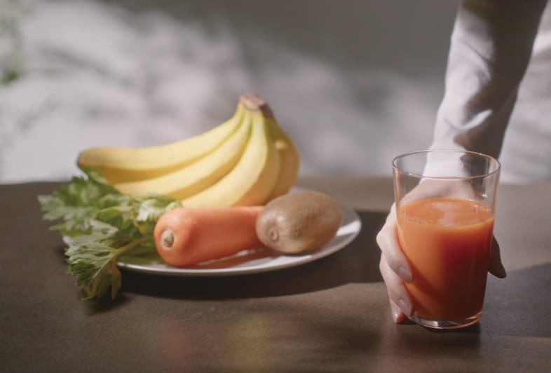 テーブルの上に並んだ野菜と果物とグラス